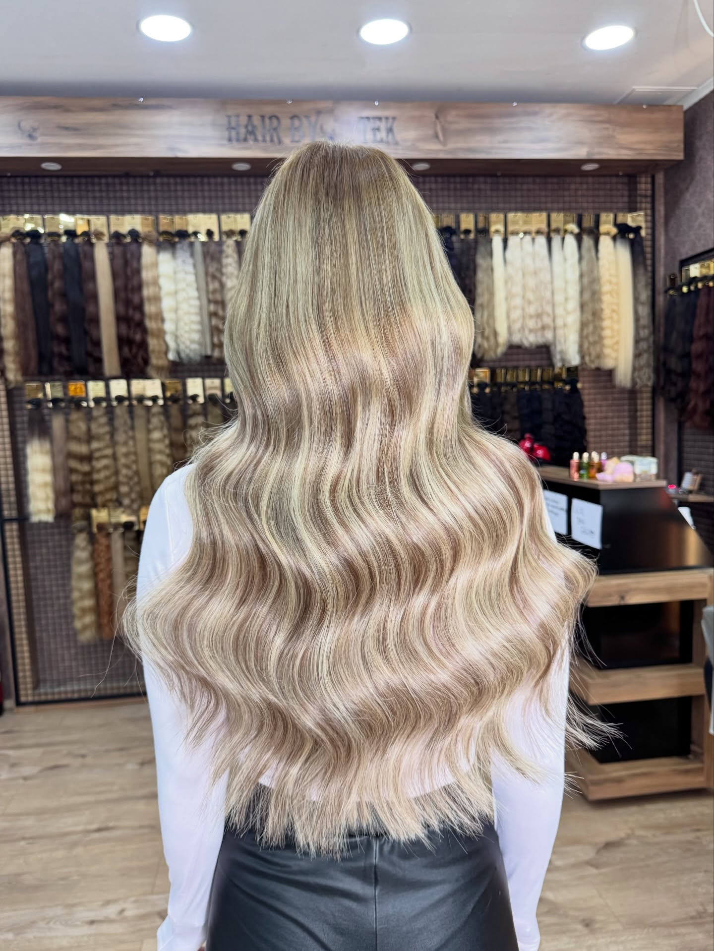 Lange blonde Haarverlängerung mit weichen Wellen, gemacht bei Hair By Tek in Wien