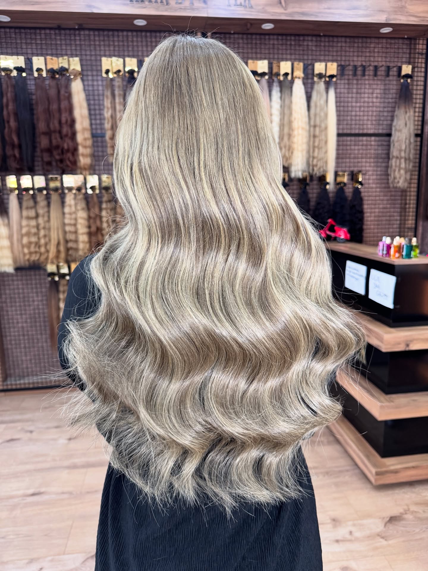 Champagnerblonde Haarverlängerung mit voluminösen Wellen