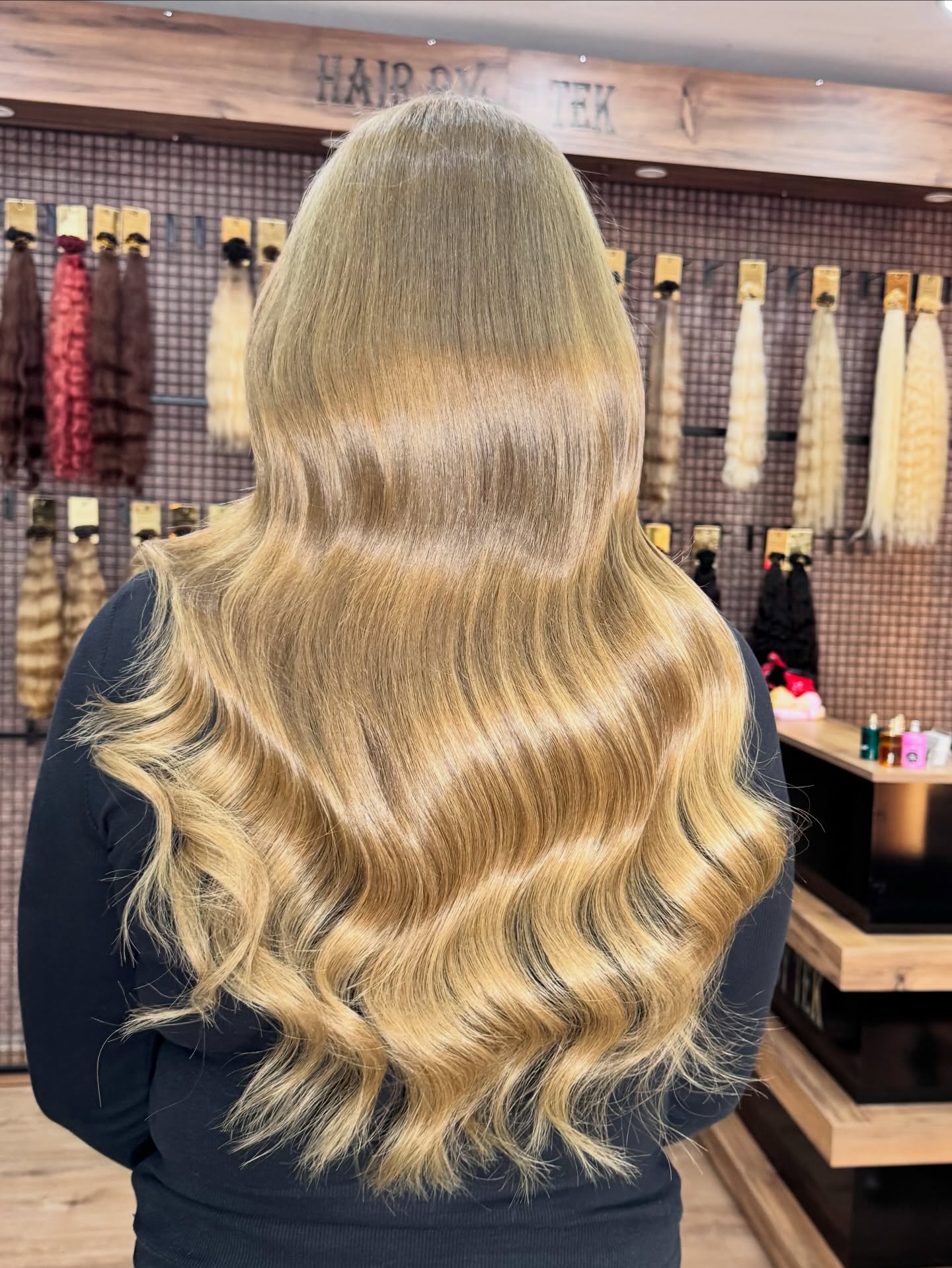 Goldblonde Haarverlängerung mit weichen Locken