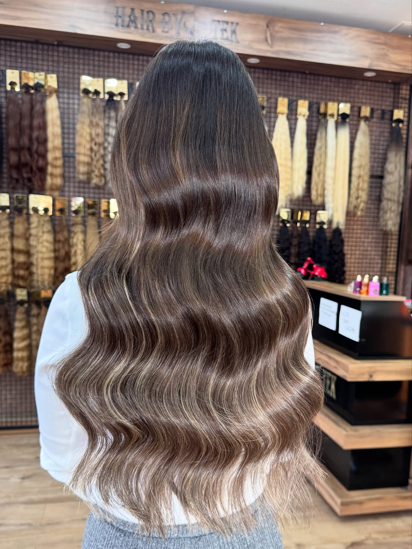 Brünette Haarverlängerung in Balayage mit fließenden Wellen