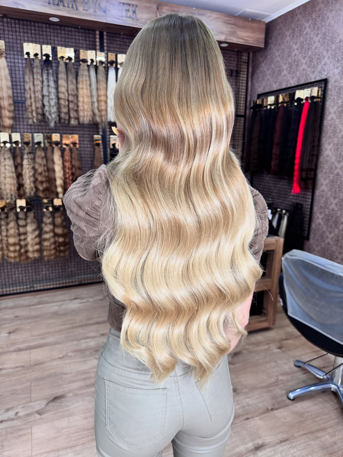 Warmblonde Balayage-Verlängerung mit langen Wellen