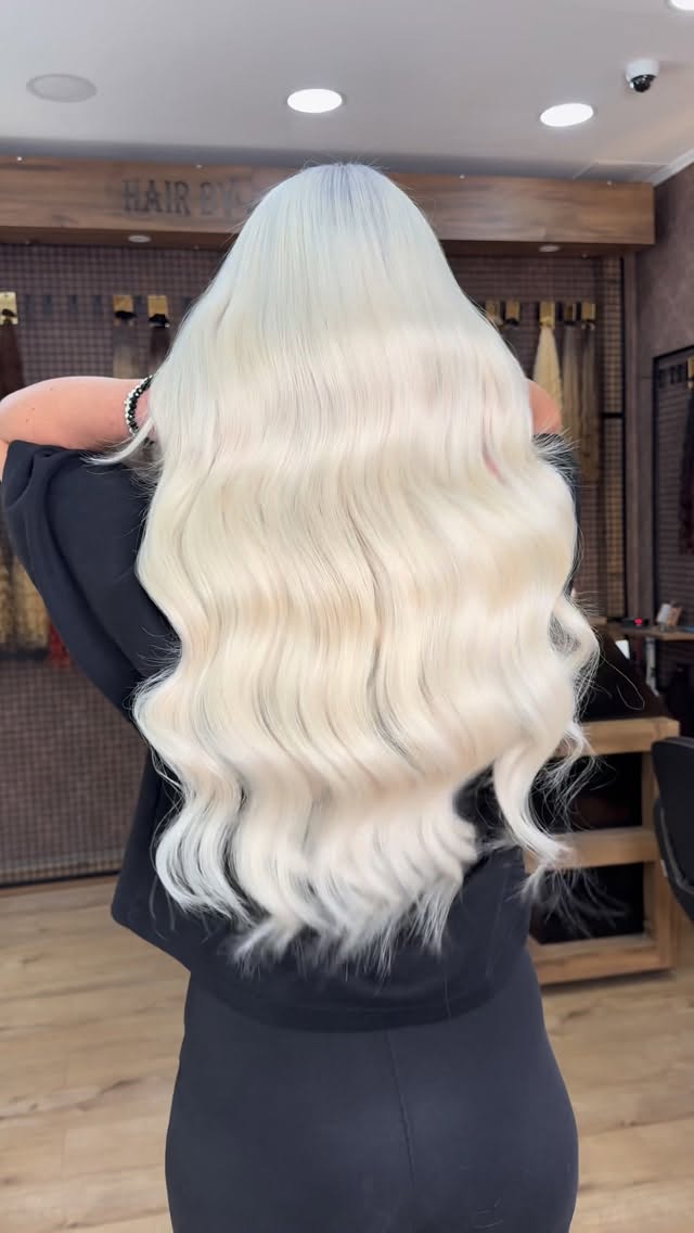 Platinblonde Haarverlängerung mit glänzenden Wellen