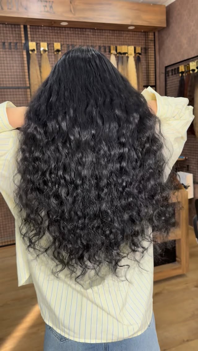 Natürliche schwarze Locken — Haarverlängerung ohne Stylen